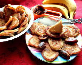 Постные оладушки с финиками и бананами