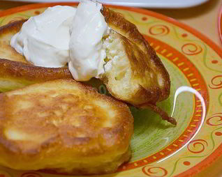 Пышные оладьи на теплом кефире с содой