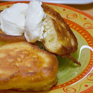 Пышные оладьи на теплом кефире с содой