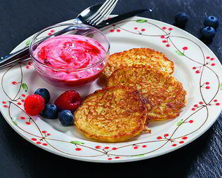 Рисовые оладьи с ягодным соусом