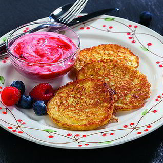 Рисовые оладьи с ягодным соусом