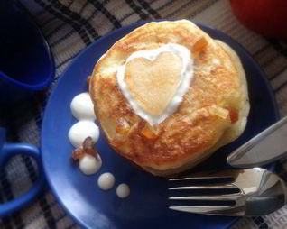 Творожные оладьи с яблоками