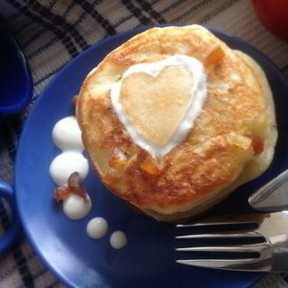 Творожные оладьи с яблоками