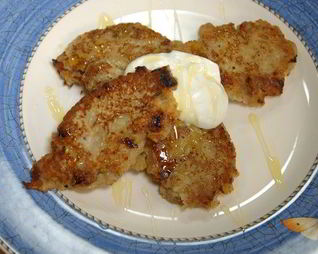 Яблочные оладушки с грецкими орехами и изюмом