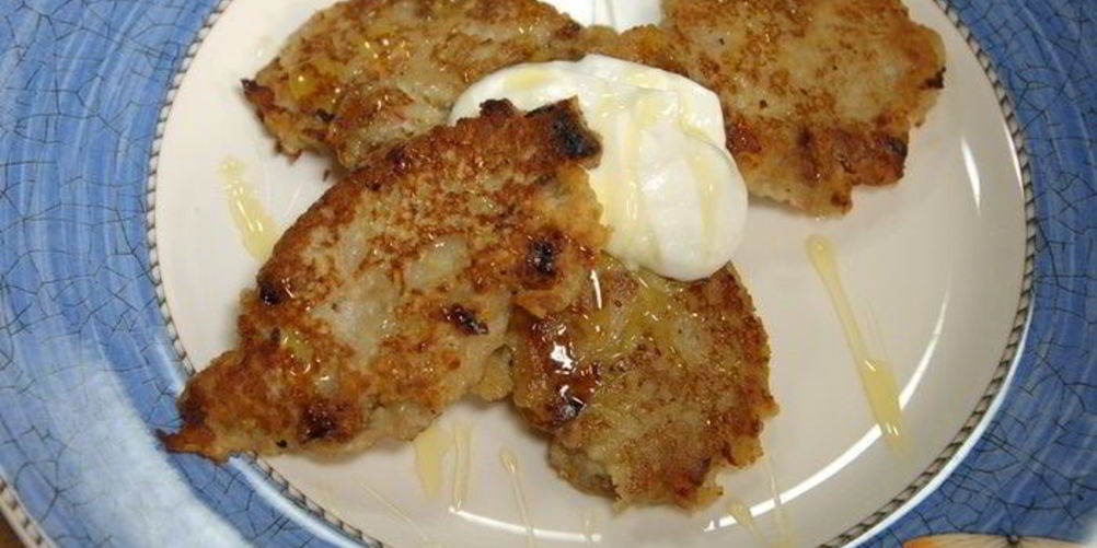 Рецепт яблочные оладушки с грецкими орехами и изюмом