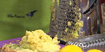 яблочные оладушки с грецкими орехами и изюмом