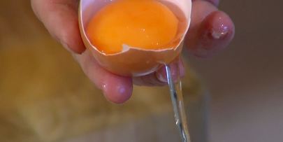 яблочные оладушки с грецкими орехами и изюмом