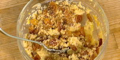 яблочные оладушки с грецкими орехами и изюмом