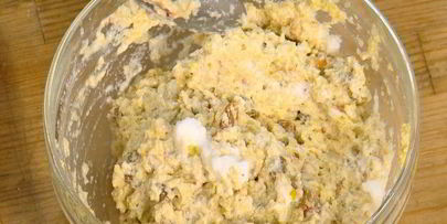 яблочные оладушки с грецкими орехами и изюмом