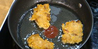 яблочные оладушки с грецкими орехами и изюмом