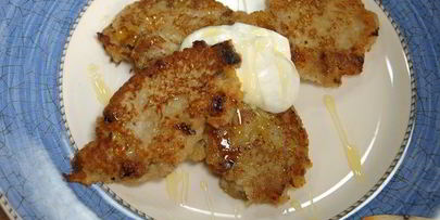 яблочные оладушки с грецкими орехами и изюмом