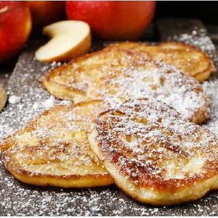 Яблочные оладьи с йогуртом