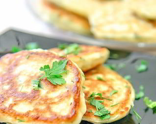 Закусочные оладьи с зеленым луком и яйцом