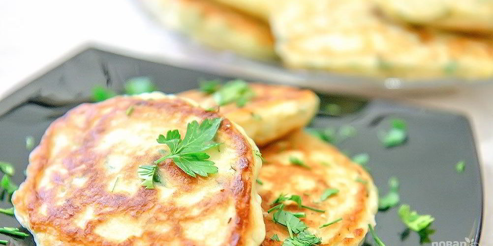 Рецепт закусочные оладьи с зеленым луком и яйцом