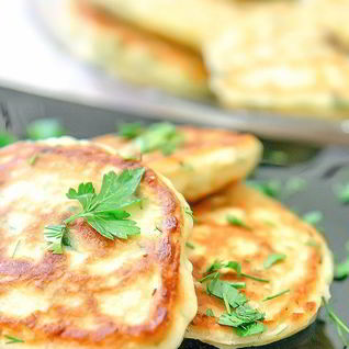 Закусочные оладьи с зеленым луком и яйцом