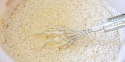 закусочные оладьи с зеленым луком и яйцом