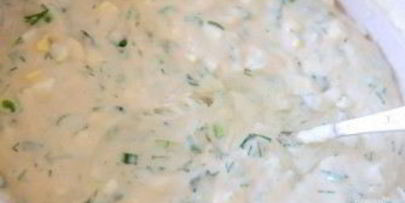 закусочные оладьи с зеленым луком и яйцом