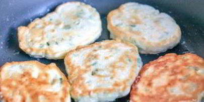 закусочные оладьи с зеленым луком и яйцом