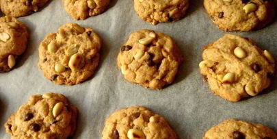 печенье с арахисовым маслом, арахисом и шоколадными каплями