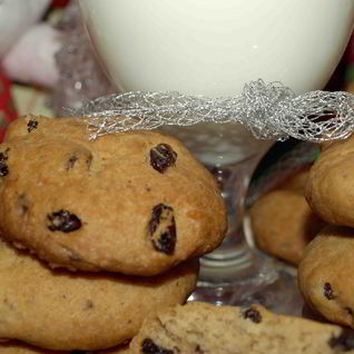 Печенье с шоколадной крошкой и изюмом в коньяке