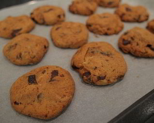 Печенье с шоколадом и черносливом в сиропе