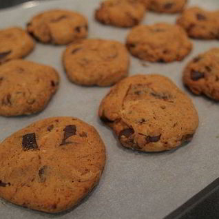 Печенье с шоколадом и черносливом в сиропе