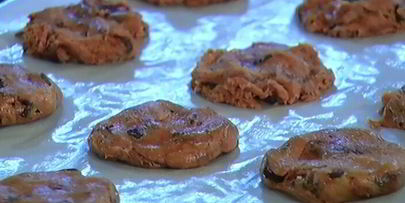 печенье с шоколадом и черносливом в сиропе