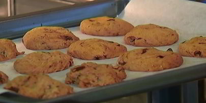 печенье с шоколадом и черносливом в сиропе