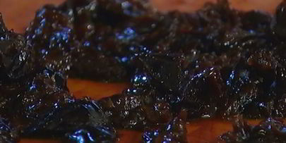 печенье с шоколадом и черносливом в сиропе