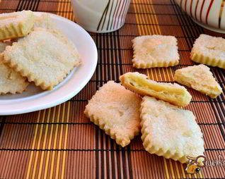 Простое печенье из быстрого слоеного теста на сметане