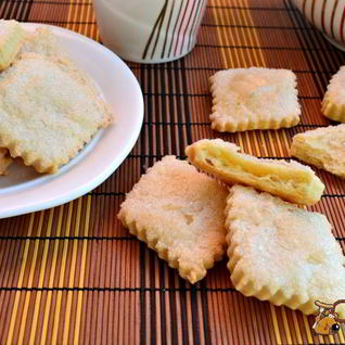 Простое печенье из быстрого слоеного теста на сметане