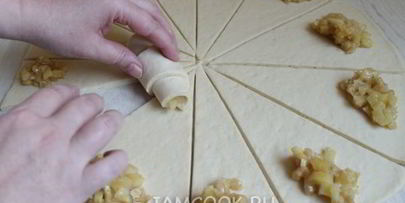 рогалики с жареными яблоками