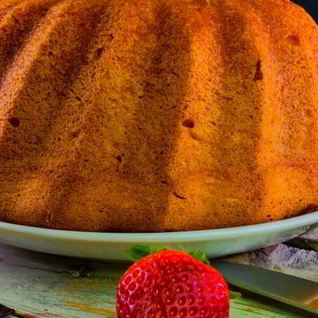 Бисквитный пирог с клубникой и апельсиновым соусом