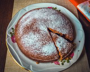 Быстрый пирог из кефира и варенья