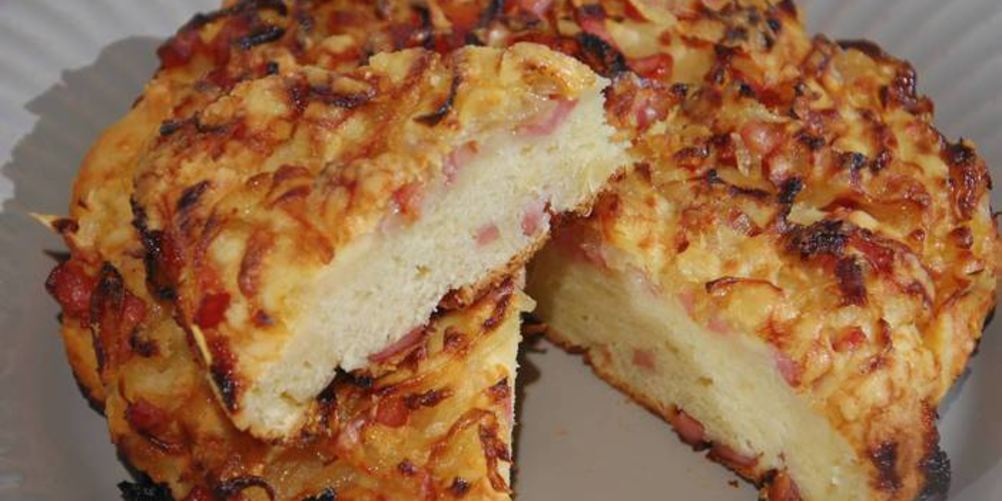 Рецепт быстрый пирог с ветчиной, луком и сыром