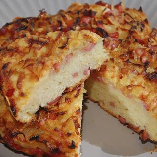 Быстрый пирог с ветчиной, луком и сыром