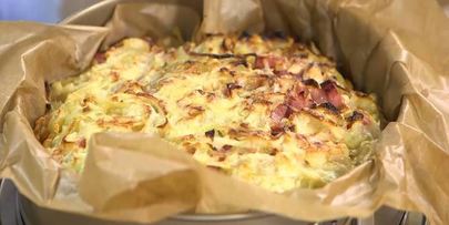 быстрый пирог с ветчиной, луком и сыром