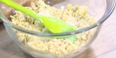 быстрый пирог с ветчиной, луком и сыром