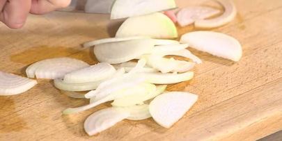 быстрый пирог с ветчиной, луком и сыром