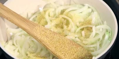 быстрый пирог с ветчиной, луком и сыром