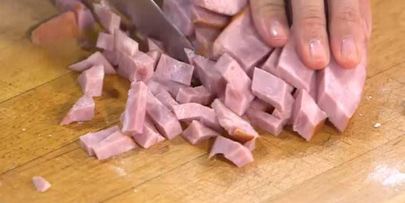 быстрый пирог с ветчиной, луком и сыром