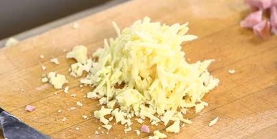 быстрый пирог с ветчиной, луком и сыром