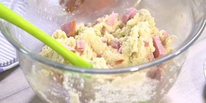 быстрый пирог с ветчиной, луком и сыром