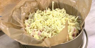 быстрый пирог с ветчиной, луком и сыром