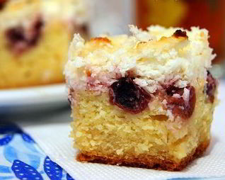 Домашний пирог Вишневый шик с кокосом