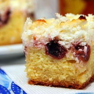 Домашний пирог Вишневый шик с кокосом