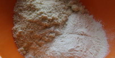 грушевый пирог с миндалем и шоколадом