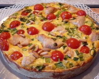 Киш с мясом птицы, томатами и кедровыми орешками
