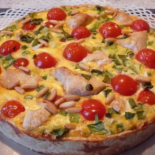 Киш с мясом птицы, томатами и кедровыми орешками