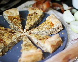 Луковый пирог с плавленым сыром